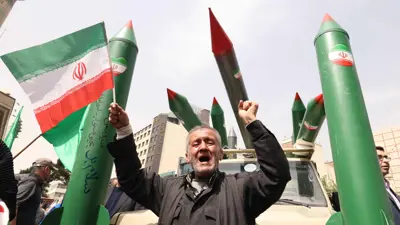 متظاهر يلوح بعلم إيراني ويهتف بشعارات معادية لإسرائيل والولايات المتحدة 