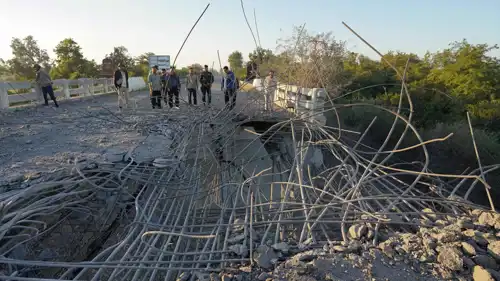 جسر متضرر جراء غارات الجيش التايلاندي