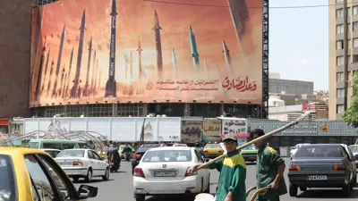 يافطة تحمل رسومات صواريخ في طهران