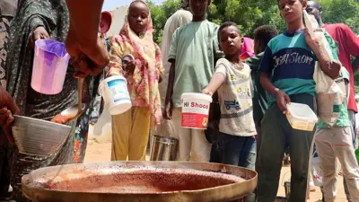 أطفال سودانيون أمام إحدى التكايا