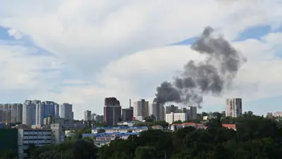 دخان يتصاعد إثر قصف روسي على كييف