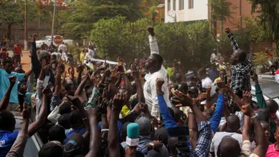 من احتجاج الأحزاب على قرار الحل 