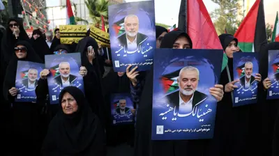 يحمل الناس ملصقات لإسماعيل هنية، في أعقاب مقتله، في طهران، إيران