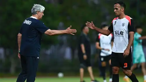 ناصر منسي يصافح عبدالناصر محمد