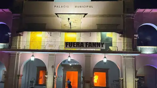 الحريق يلتهم القصر الحكومي 