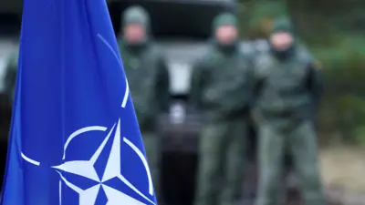 علم "الناتو" أثناء مناورة عسكرية في أدازي، لاتفيا