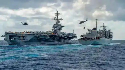 سفن حربية أمريكية تعبر مضيق هرمز