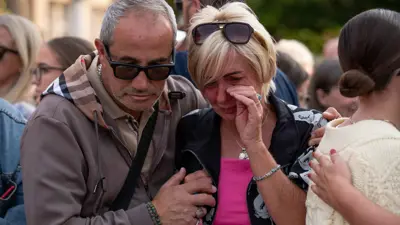  أفراد من الجمهور يشاركون في وقفة احتجاجية بالقرب من مكان الحادث في شارع هارت