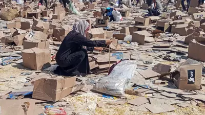 غزيون يجمعون ما تبقى من إمدادات الإغاثة