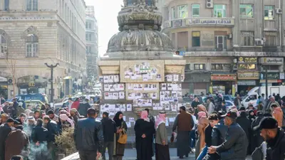 صور المفقودين على نصب ساحة المرجة وسط دمشق