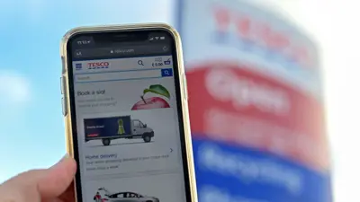 شخص يتسوق عبر الإنترنت