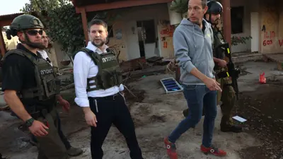 بتسلئيل سموتريتش يسير مع جنود في الجيش