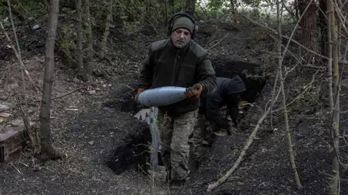 طاقم مدفعية أوكراني