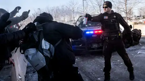 عناصر الشرطة الأمريكية مدينة مينيابوليس خلال الاحتجاجات