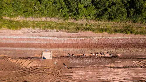  عمال في موقع التنقيب على عظام ديناصورات في البرازيل