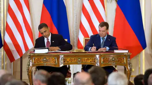 الرئيس الأمريكي الأسبق باراك أوباما والرئيس الروسي دميتري ميدفيديف يوقعان معاهدة خفض الأسلحة الاستراتيجية الجديدة في براغ في 8 إبريل/نيسان 2010. 