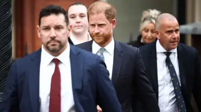 الأمير هاري يغادر بعد إحدى جلسات المحكمة بلندن