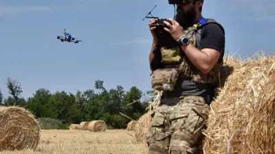 جندي أوكراني يتحكم بطائرة مسيّرة مفخخة