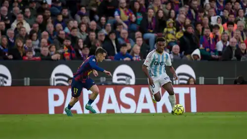 هيثم حسن في مباراة برشلونة وريال أوفييدو