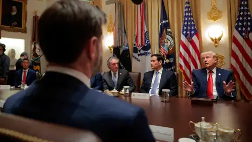 ترامب يتحدث لنائبه فانس بحضور عدد من الوزراء