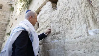 نتنياهو يضع نصا توراتيا على حائط البراق يتضمن اسم الهجوم على إيران