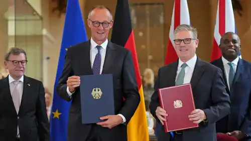 ستارمر وميرتس خلال توقيعهما المعاهدة 