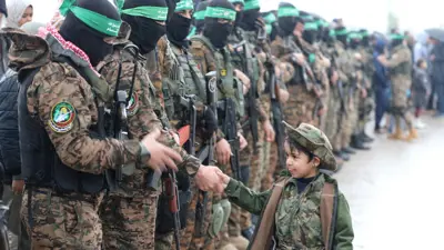 عناصر حماس أثناء عملية تسليم رهائن