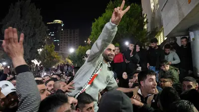 فلسطينيون يحتفلون بإطلاق سراح الأسرى