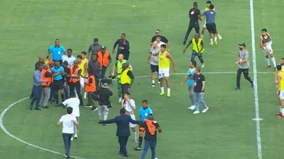 اشتباكات عنيفة في مباراة الصفاقسي وسيمبا