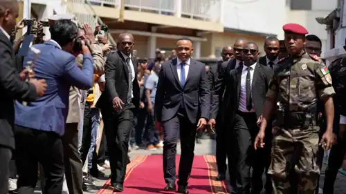 العقيد مايكل راندريانيرينا يصل إلى المحكمة الدستورية العليا لأداء اليمين الدستورية 