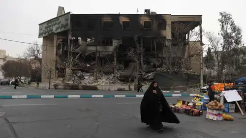 احتراق مبنى الضرائب الحكومي خلال احتجاجات إيران