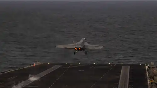 مقاتلة أمريكية تنطلق من حاملة طائرات