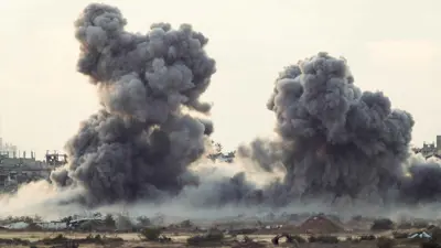 تصاعد الدخان من غزة بعد انفجار