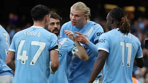 جيريمي دوكو مع لاعبي مانشستر سيتي