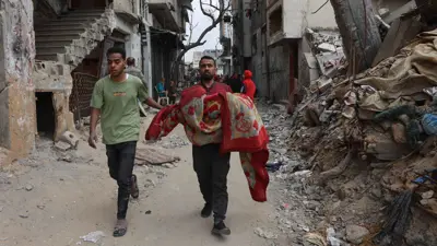 سكان من غزة وسط آثار الدمار