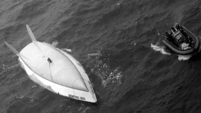 المركب المقلوب الذي كان يقل البحار توني بوليمور 