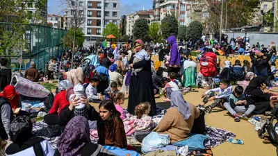 أشخاص في شوارع إسطنبول بعد زلزال سابق