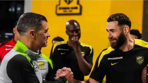 سيرجيو كونسيساو مدرب الاتحاد السعودي مع كريم بنزيما