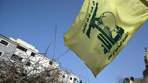 علم "حزب الله" على أنقاض مبنى تعرض لغارة إسرائيلية