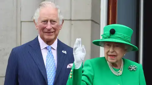 الملك تشارلز برفقة والدته الملكة إليزابيث