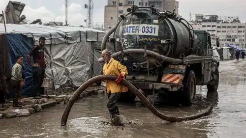 سحب مياه المطار من مخيم بمدينة غزة
