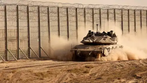 دبابات للجيش الإسرائيلي قرب غزة