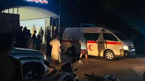 سيارة إسعاف تقل مصابين أمام مستشفى شمالي العراق