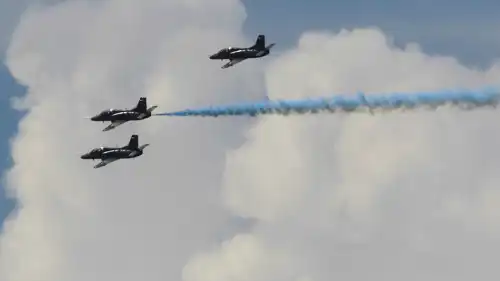  طائرات عسكرية تقدم عروضها بعد أن قال الرئيس الأمريكي دونالد ترامب إنه يجب اعتبار المجال الجوي فوق فنزويلا