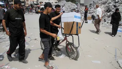 شبان يتلقون مساعدات في غزة