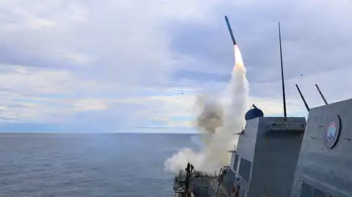 إطلاق صاروخ توماهوك من المدمرة الأمريكية توماس هودنر
