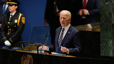 جو بايدن وهو يلقي خطابه