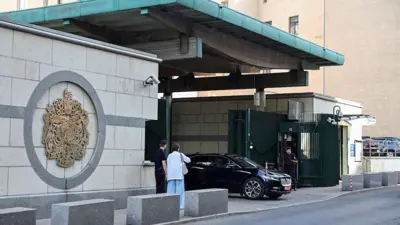 سيارة تخرج من مبنى السفارة البريطانية في موسكو