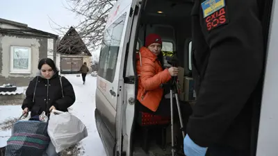 أوكرانيون ينزحون من تشيرنيجيفكا على خط المواجهة في دونيتسك