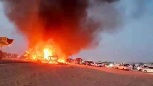 النيران تشتعل في المركبتين